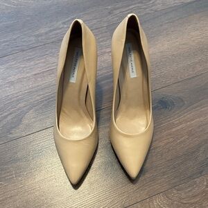 Saks Fifth Avenue Nude Beige Pointed Toe Heels Pumps Size 8.5 Classic Work Offic
